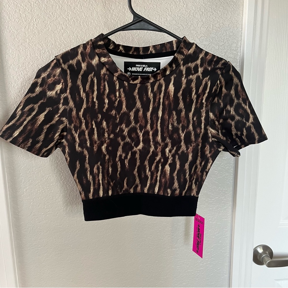 Pam and Gela move fast crop Leopard Top size P-XS NWT